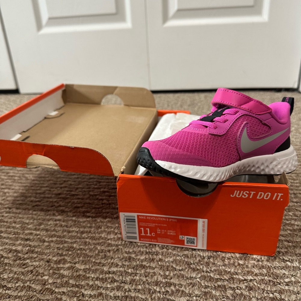 NWT Nike girls revolution 5
